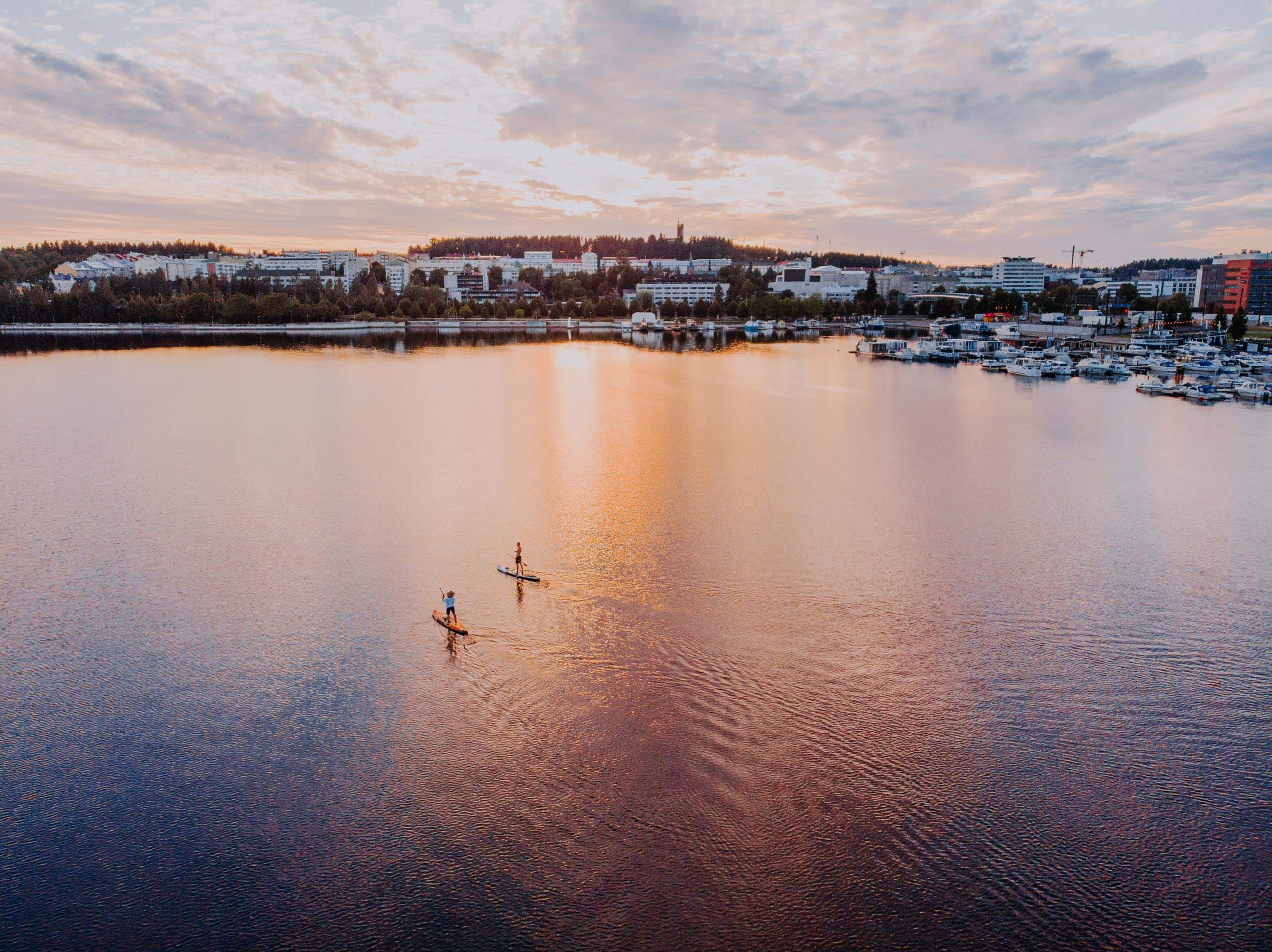 Aerial photo of two persons paddeling on lake in Jyväskylä.